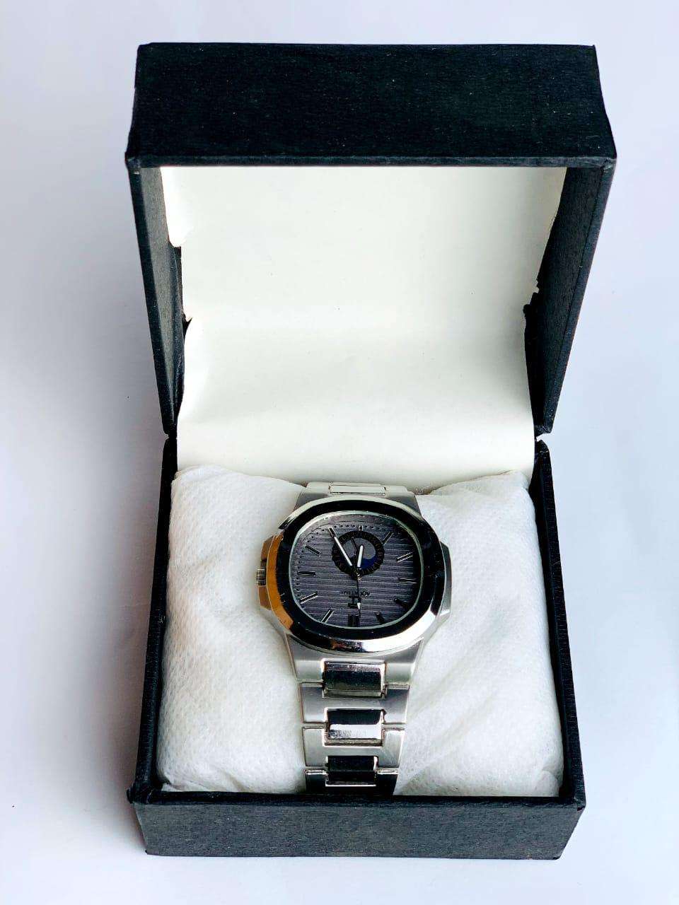 Men's Stainless Steel Analog Watch - Compact 30mm Black Dial Quartz Dress Watch (Silver) - Nexamart Pakistan (image 3)